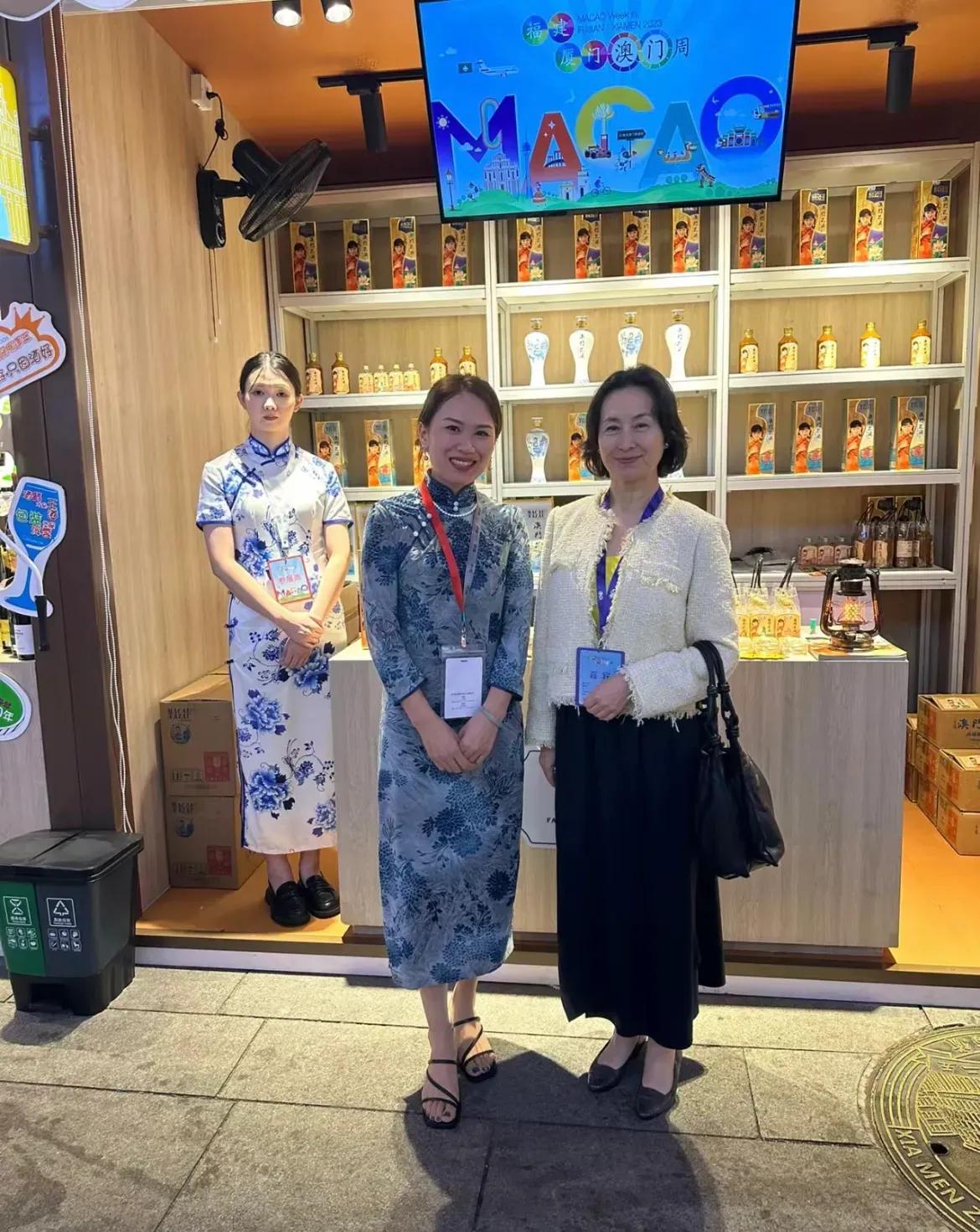 六十多岁的何超琼，真的是温柔又贵气，穿小香风外套搭黑色半身裙低调大方。
经典的黑