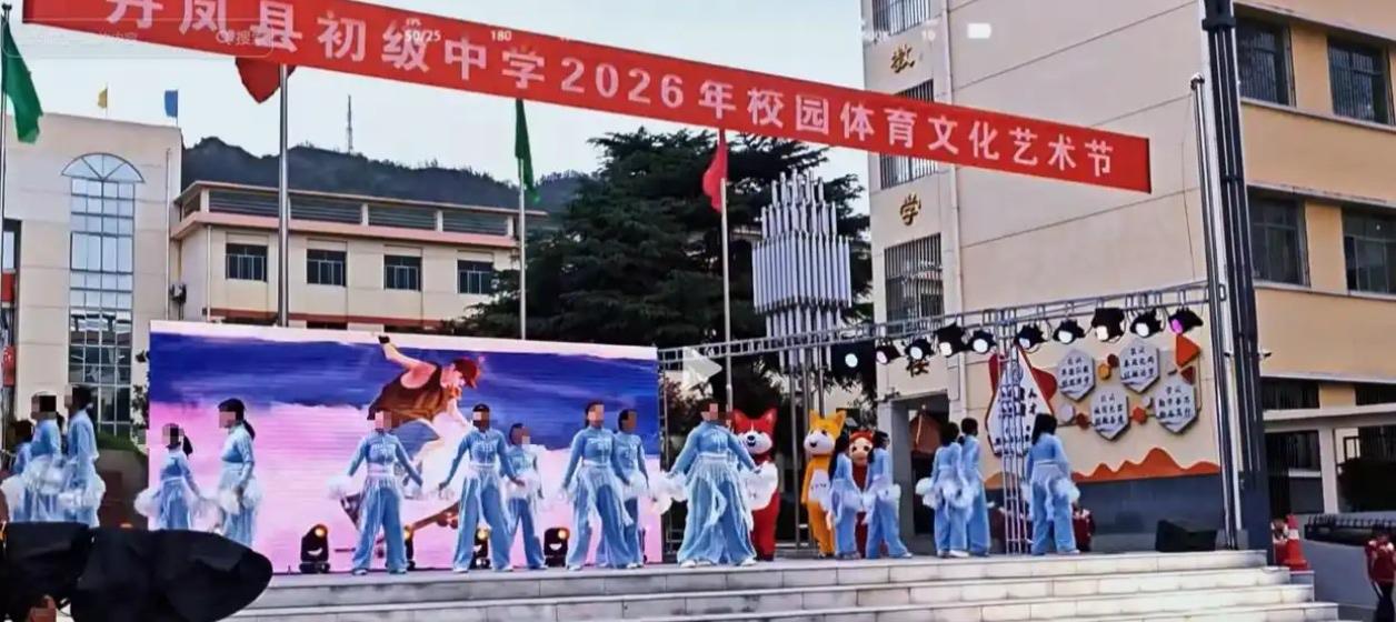 穿完就退？中学生演出服风波，谁在钻“规则”的空子？

近日，浙江湖州一位淘宝店主