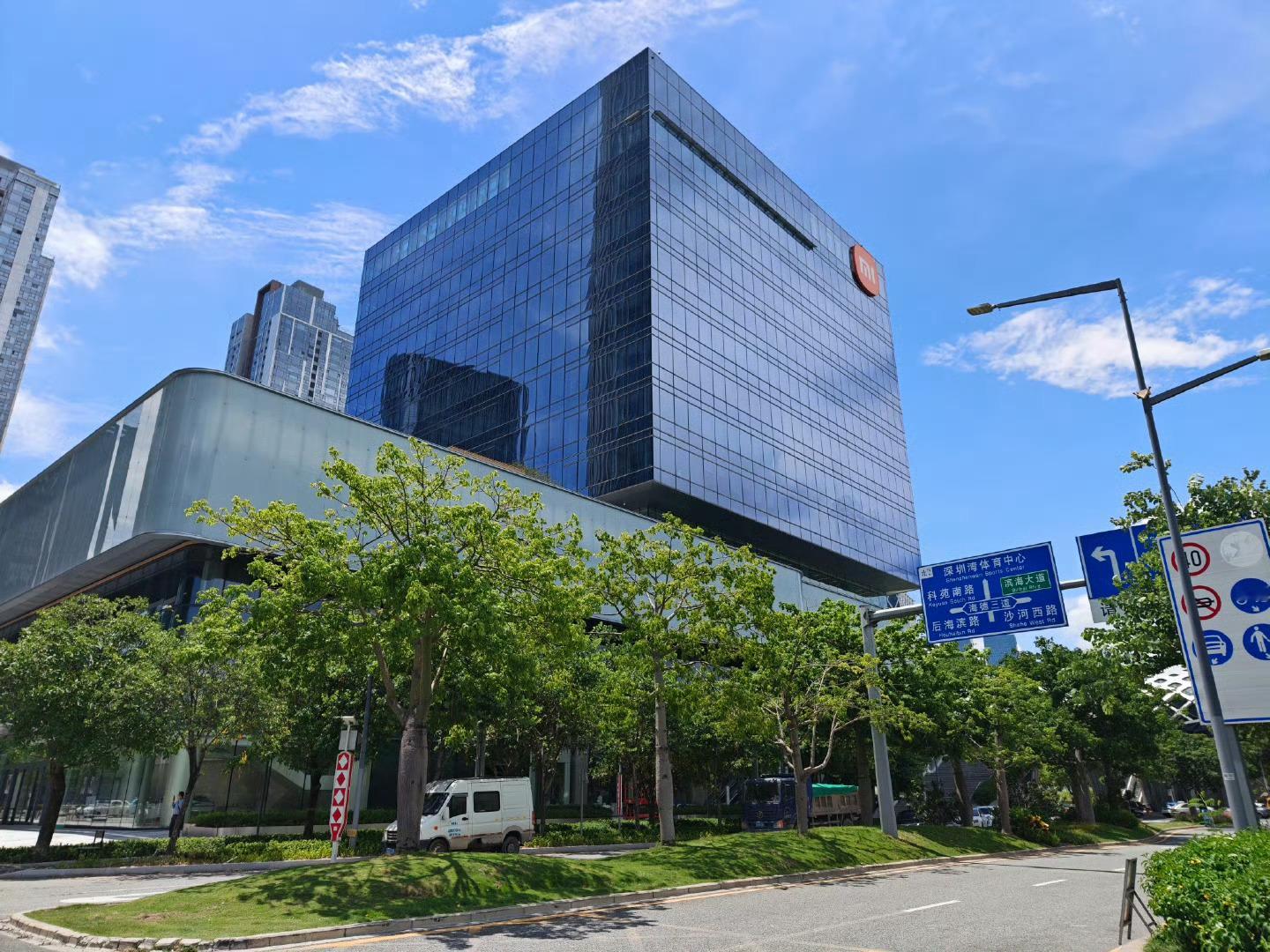 小米深圳国际总部启用，雷军此前表示小米汽车预计要到2027年才会启动出海计划。小
