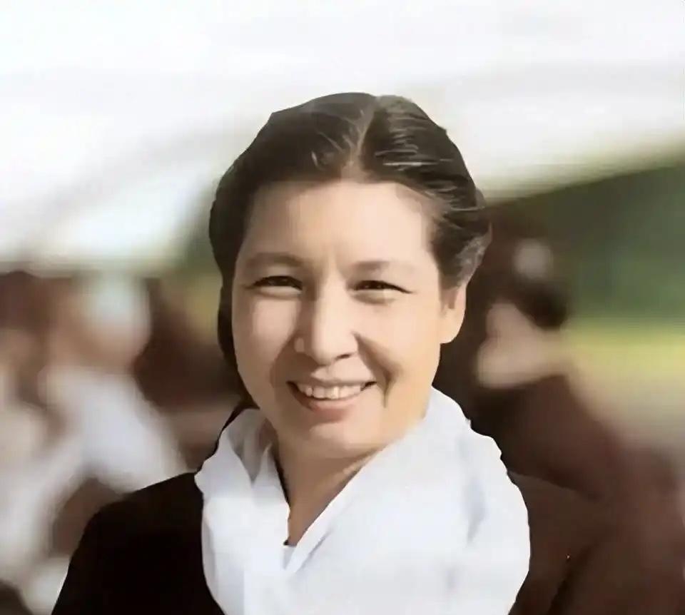 曾志在临终前拉着女儿陶斯亮的手，说了一句藏了一辈子的秘密：“我这一辈子就只爱过三
