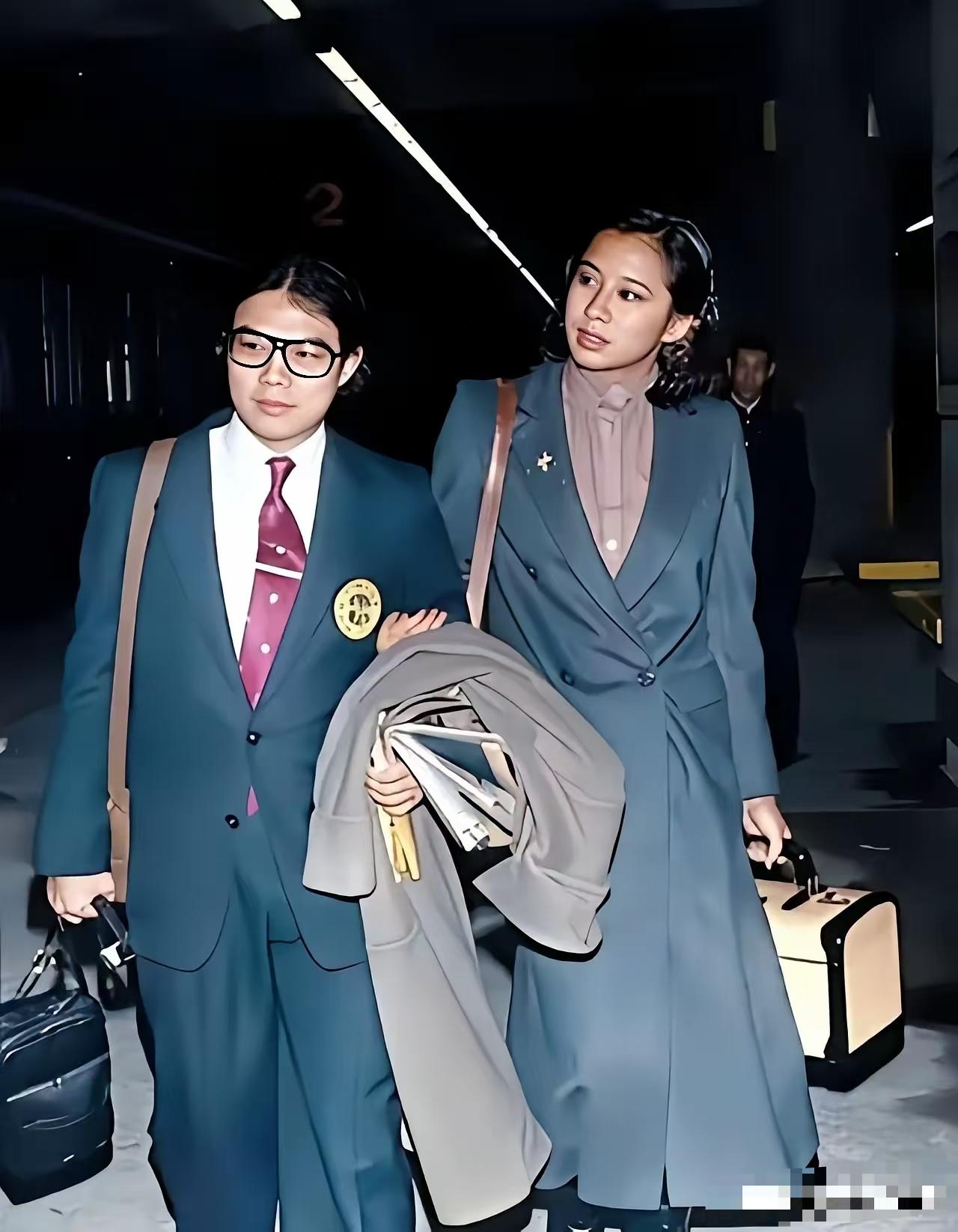 这是新婚燕尔的霍震霆和妻子朱玲玲的一张老照片。从来没觉得朱玲玲好看，而且皮肤黝黑