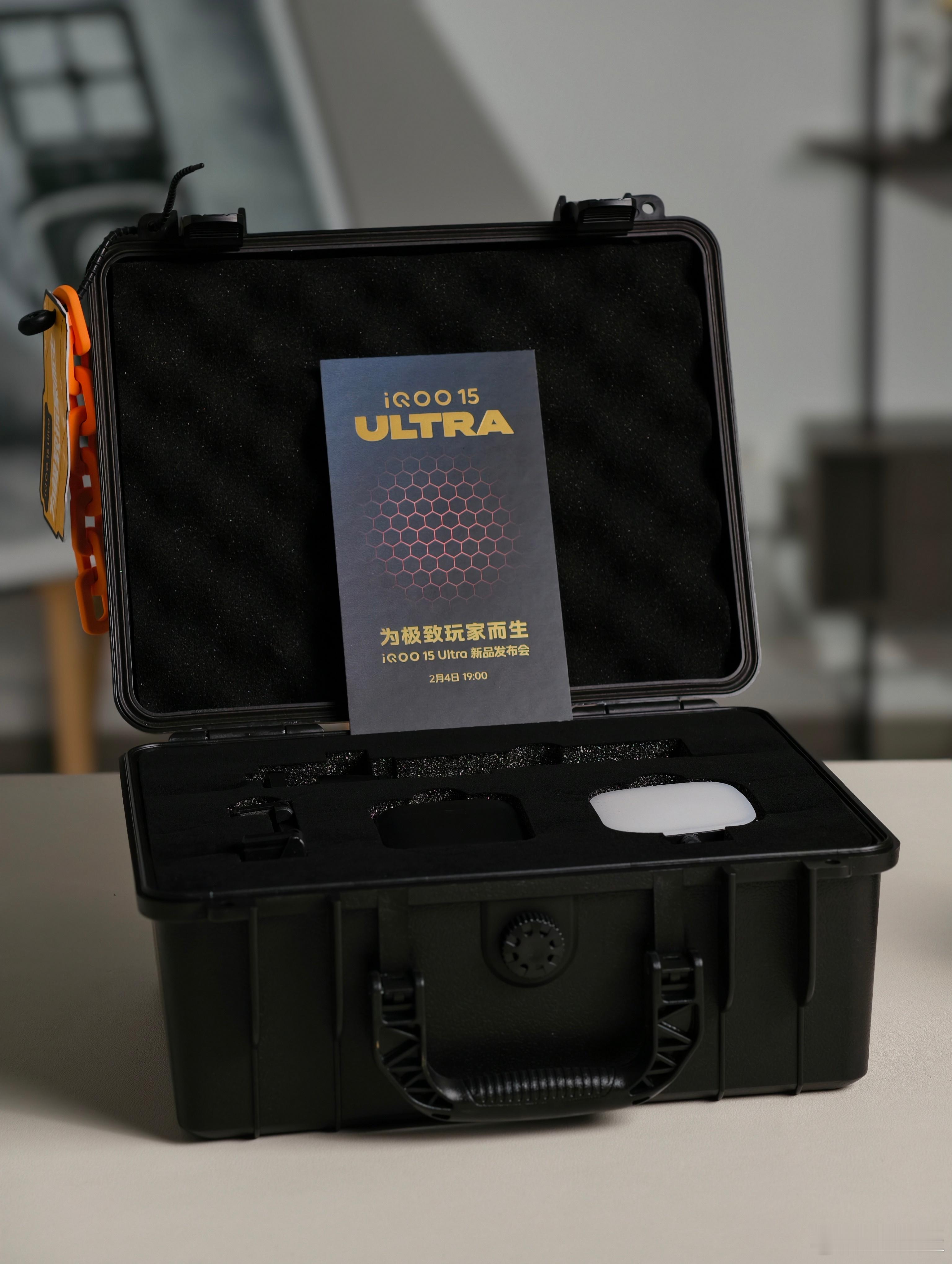 iQOO 15 Ultra不愧是为极致玩家而生的，邀请函都这么硬核，而且还都是三