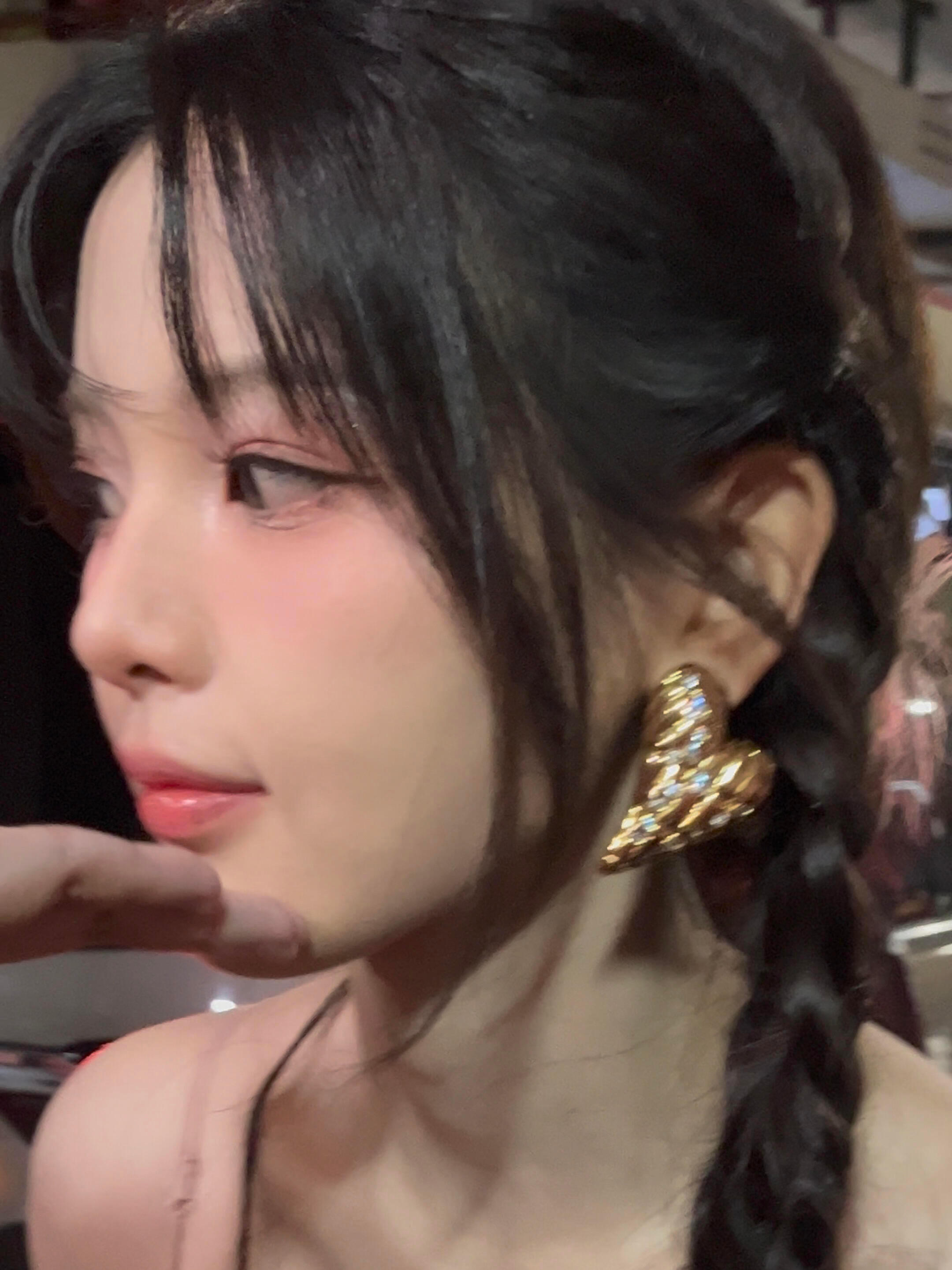 杨超越[超话] 我魂没了[捂嘴哭][捂嘴哭][捂嘴哭] 杨超越用嘴接信那一下 ​
