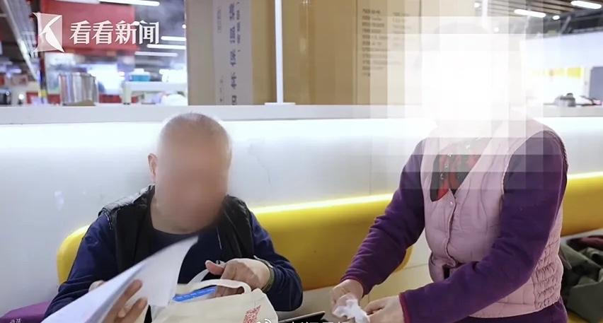 上海一位七十八岁的老人，明明有房有钱还有亲生儿子，却在超市员工通道住了快十年。一