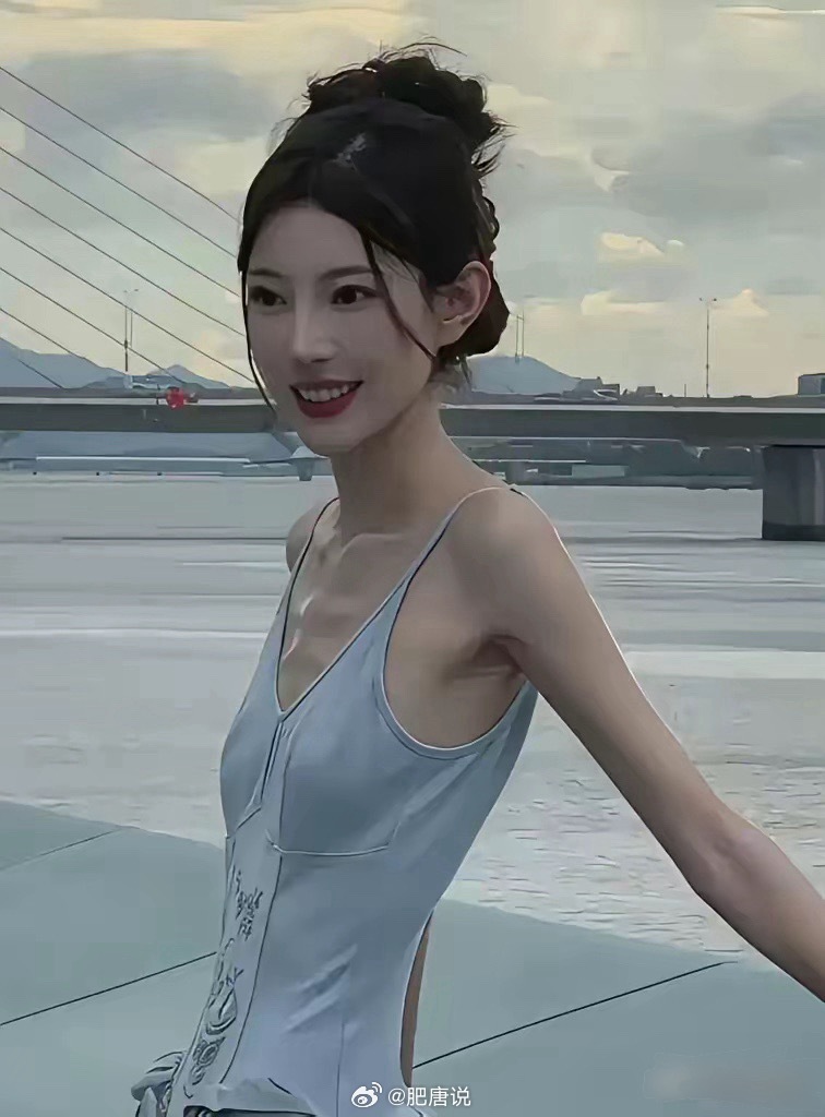 1.74m的演员王若曦体重只有68斤，果然是行走的骨架子