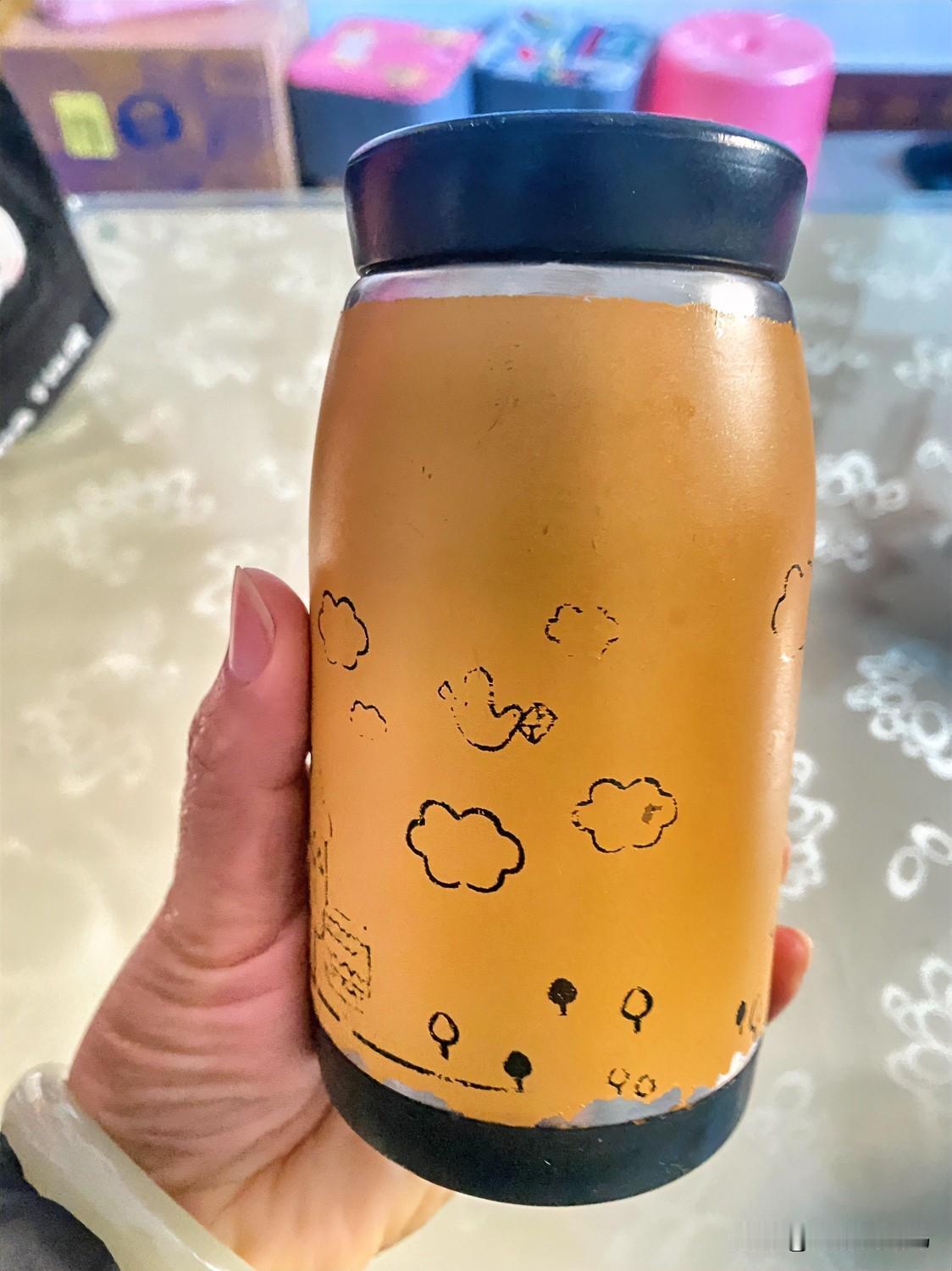 再有钱的人，要是人品不行，相处起来也没劲。就像我手里这个茶杯，甭管它多精致多贵，