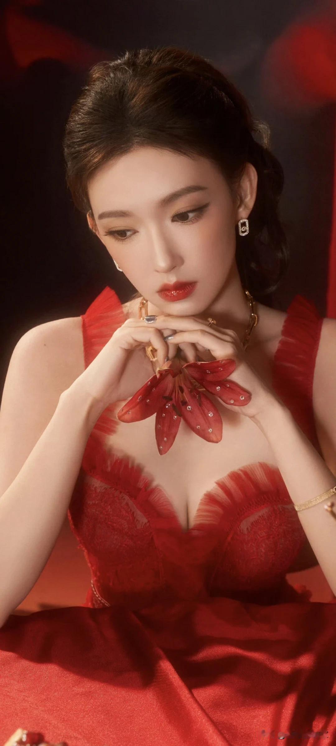 程潇写真壁纸～被红色包裹的好身材，每一处线条都在散发魅力，谁看了不心动！