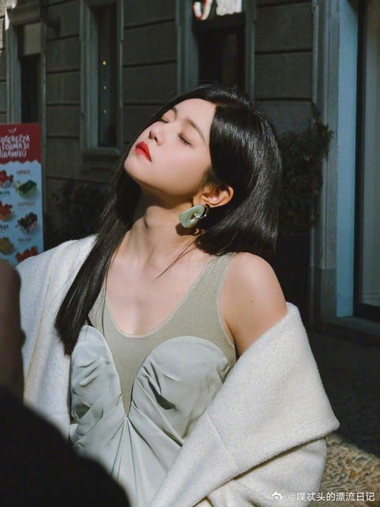 陈妍希笑声憨憨的自带喜感又不失温柔，笑声爽朗接地气，性格看着就很讨喜，不矫情不扭