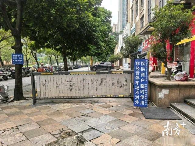 广州天河潭村这个小区的高空抛物事件，看的人后背发凉。
车主的奥迪好好停在正规车位
