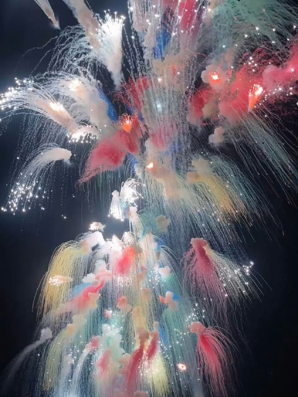 头上飘来一片七彩祥云，遇见皆好运！运势