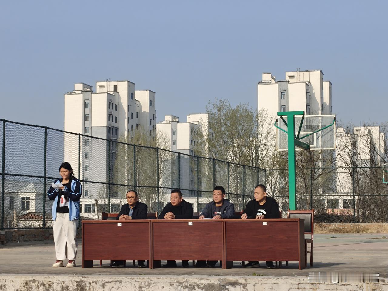 今天是我们中学重大活动日，运动会。是孩子们幸福快乐的节日！也是我们九年级最后一个