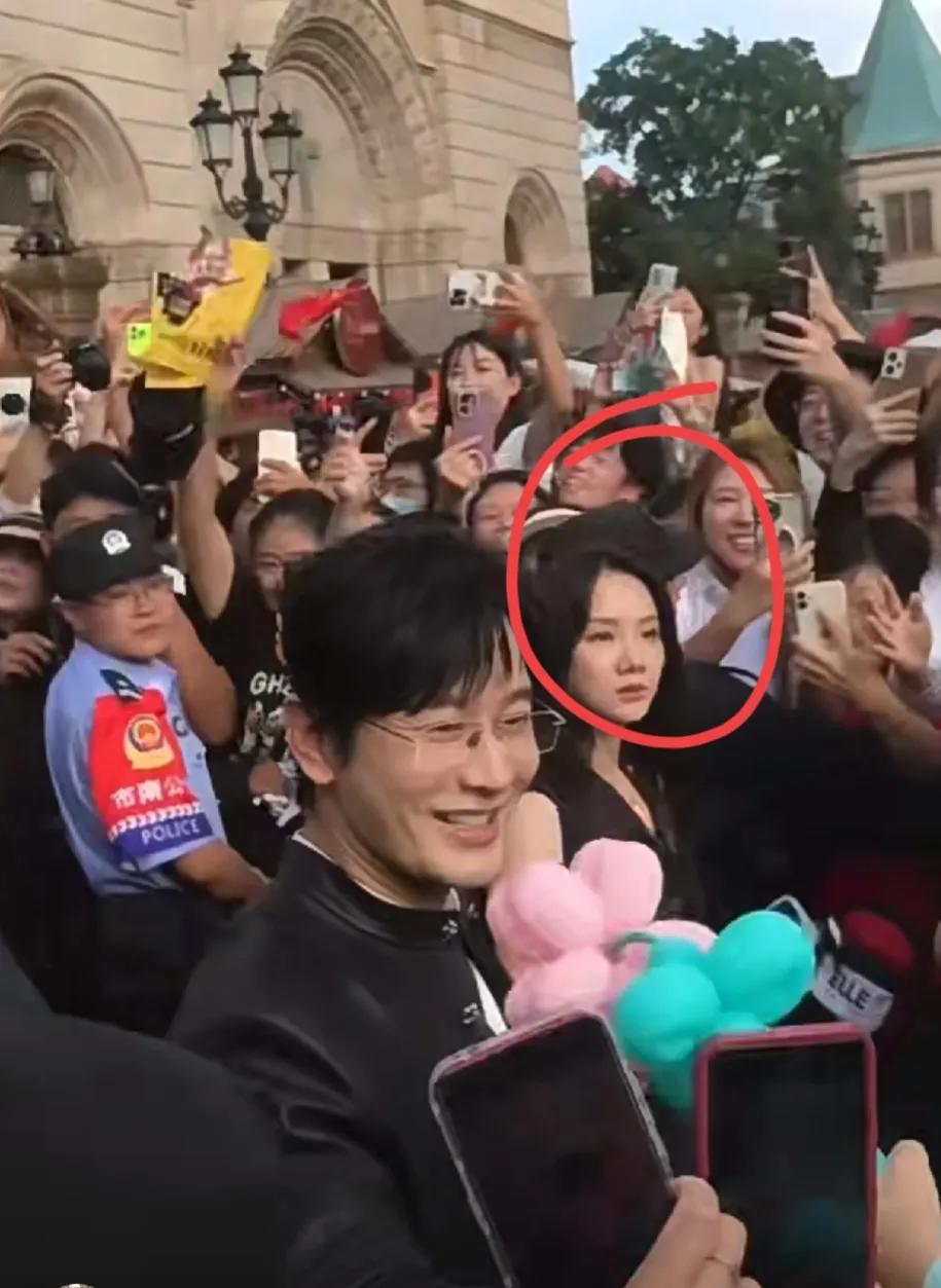 黄晓明与小14岁的小女友官宣后首次回到家乡青岛做活动，现场还能保持这个人气真是实