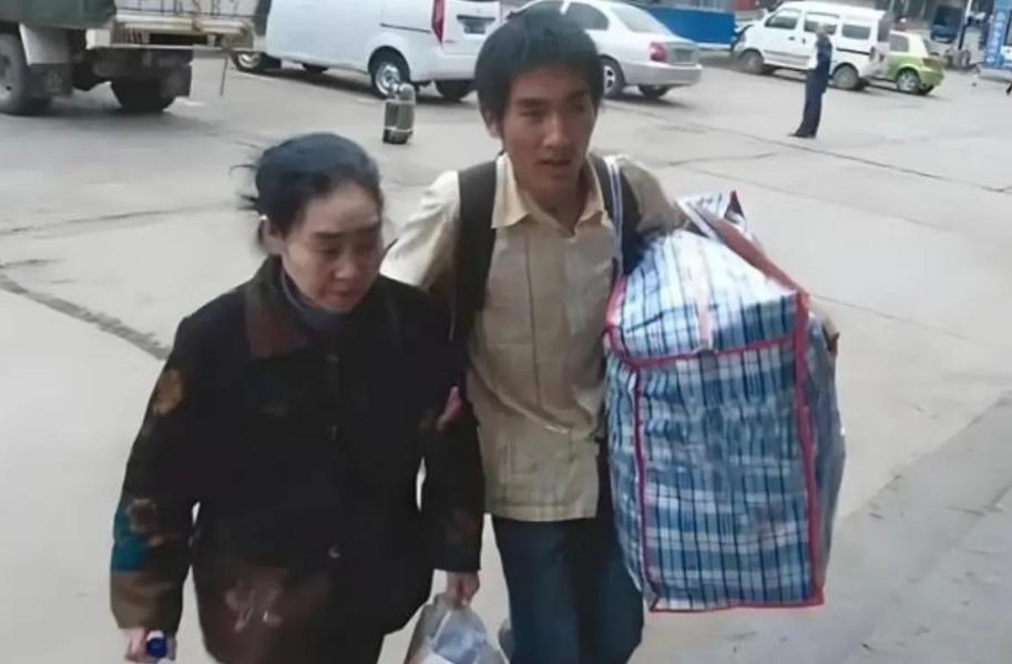 2008年，山东一大一新生背着自己患有精神病的母亲，足足走了2000多公里来到学