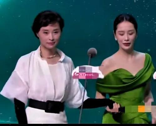 吴越和海清同台，吴越的衣服装扮明显不如海清，这样的场合吴越也太不讲究了，还是海清
