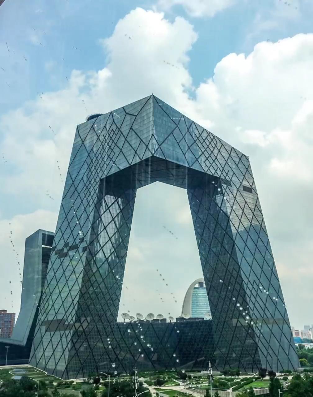 央视大楼竣工前后，“大裤衩”的绰号早已传遍大街小巷。
 
多年以后，网上开始流传