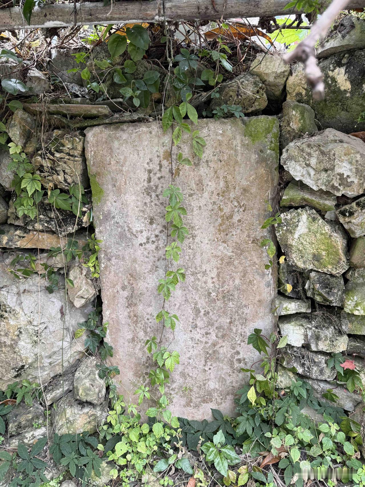 村里路边一家人地坎脚下有一所古坟，碑文内容已经风化不清，依稀能看出右边有乾隆二年