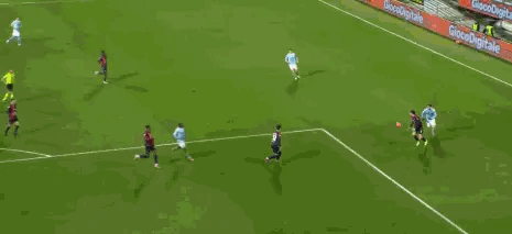 卡利亚里vs尤文图斯 ｜卡利亚里1比0尤文图斯 比赛32分钟，伊尔迪兹禁区内倒地