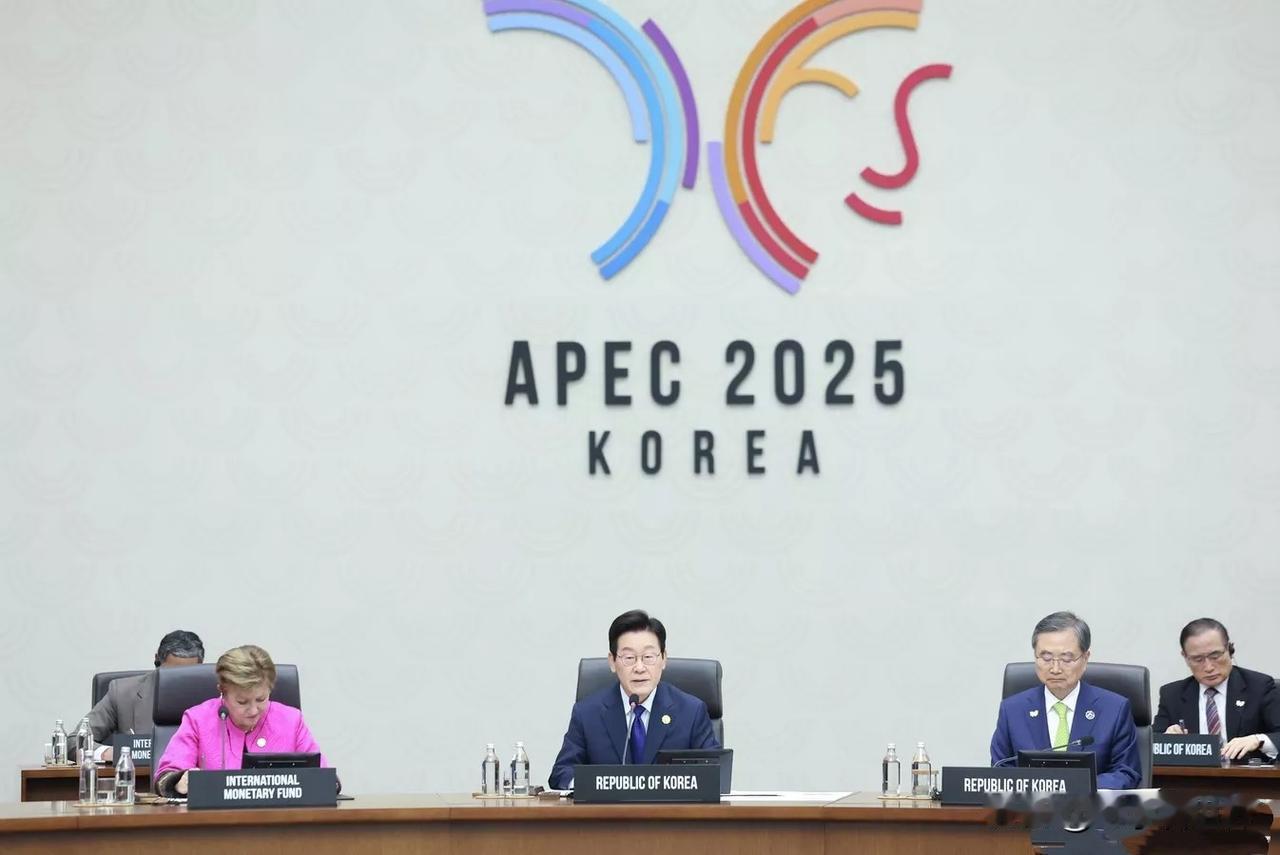 【李在明：亚太经合组织国家通过《庆州宣言》】
首尔时间2025年11月1日，韩国