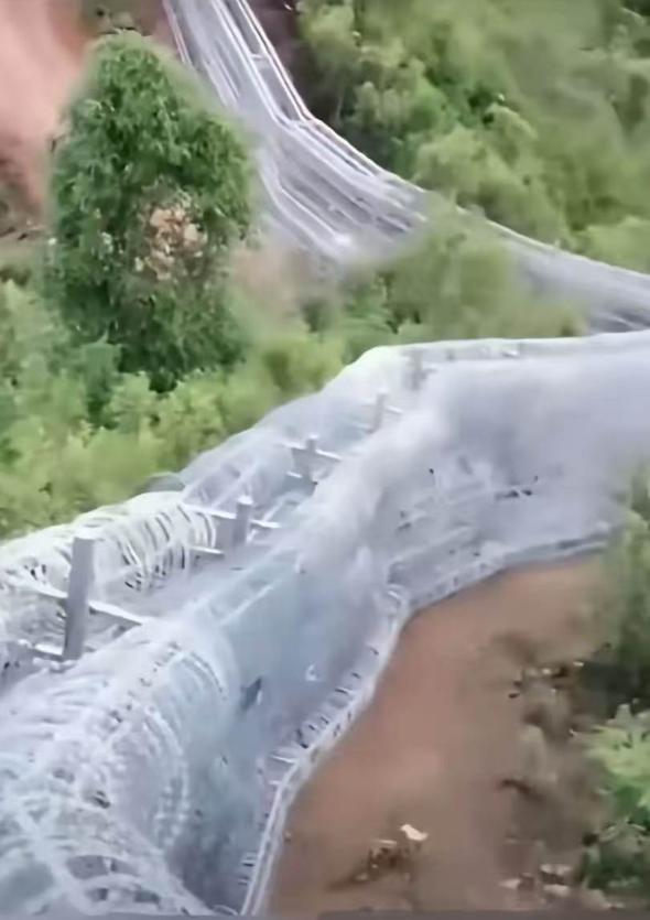 泰山上刀片围栏的建设初衷，据说是为了防逃票。可算算账就知道，建围栏花的钱，比能查