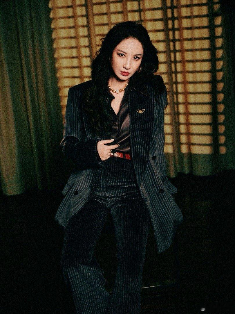 郑希怡 穿这么漂亮搞抽象大湾区音乐会舞台帅炸！大波浪西装潇洒魅力拉满，下了台秒变