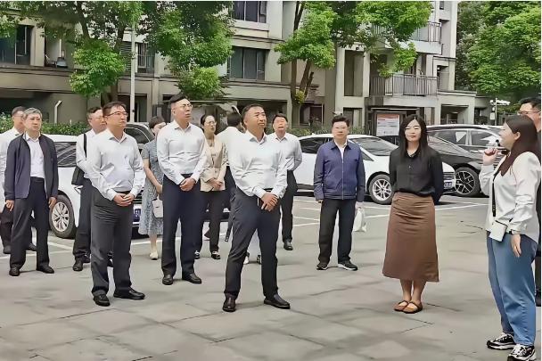 可以确定，至少在舆论层面，冯院长的风光已经到头了。
 
整件事的源头，要从郭红波