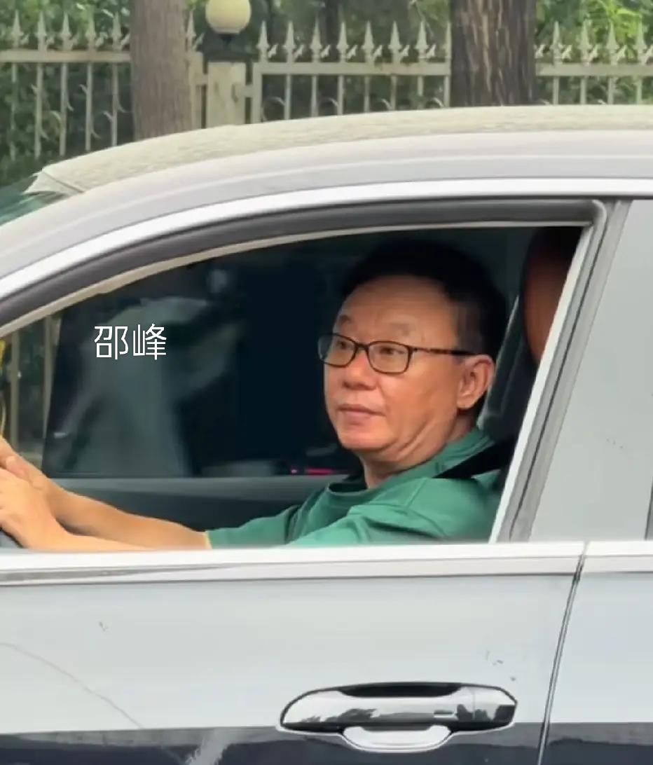 才貌出众，哈哈！只有才，他个头不高，长相一般，生活低调，但演技精湛，演了许多经典