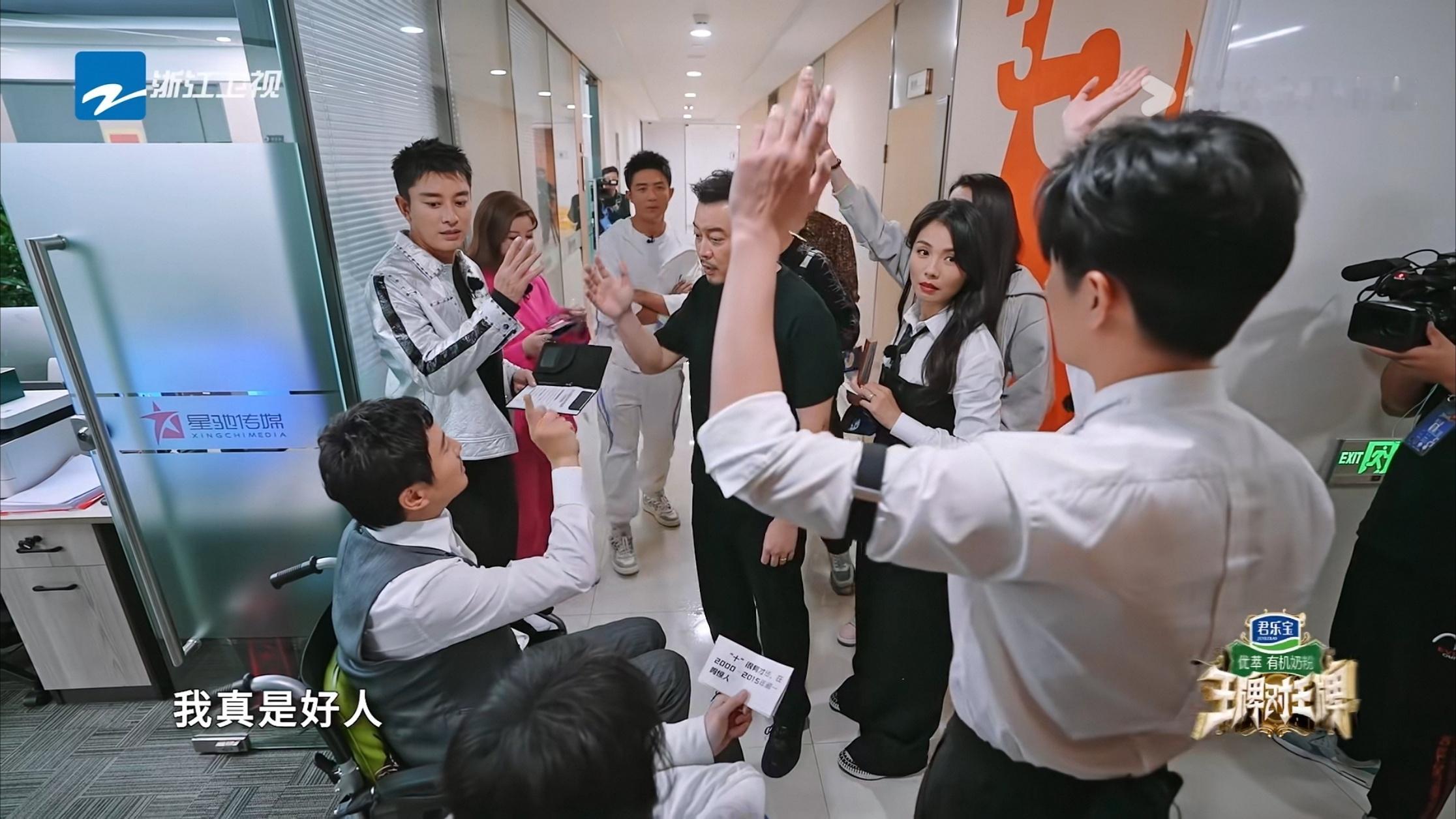 “我可以不说话，但是我不会说谎”这里其他人都举手说自己拿好人牌的时候，就刘涛没举