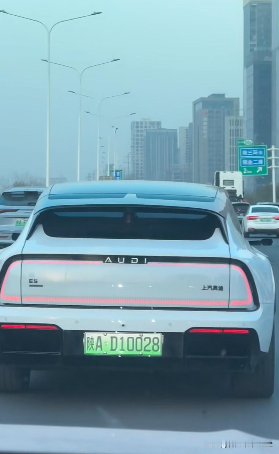 谁的神仙座驾啊！刷遍全网找车主😭
家人们谁懂啊！刚才在绕城偶遇一台狠车
车身+