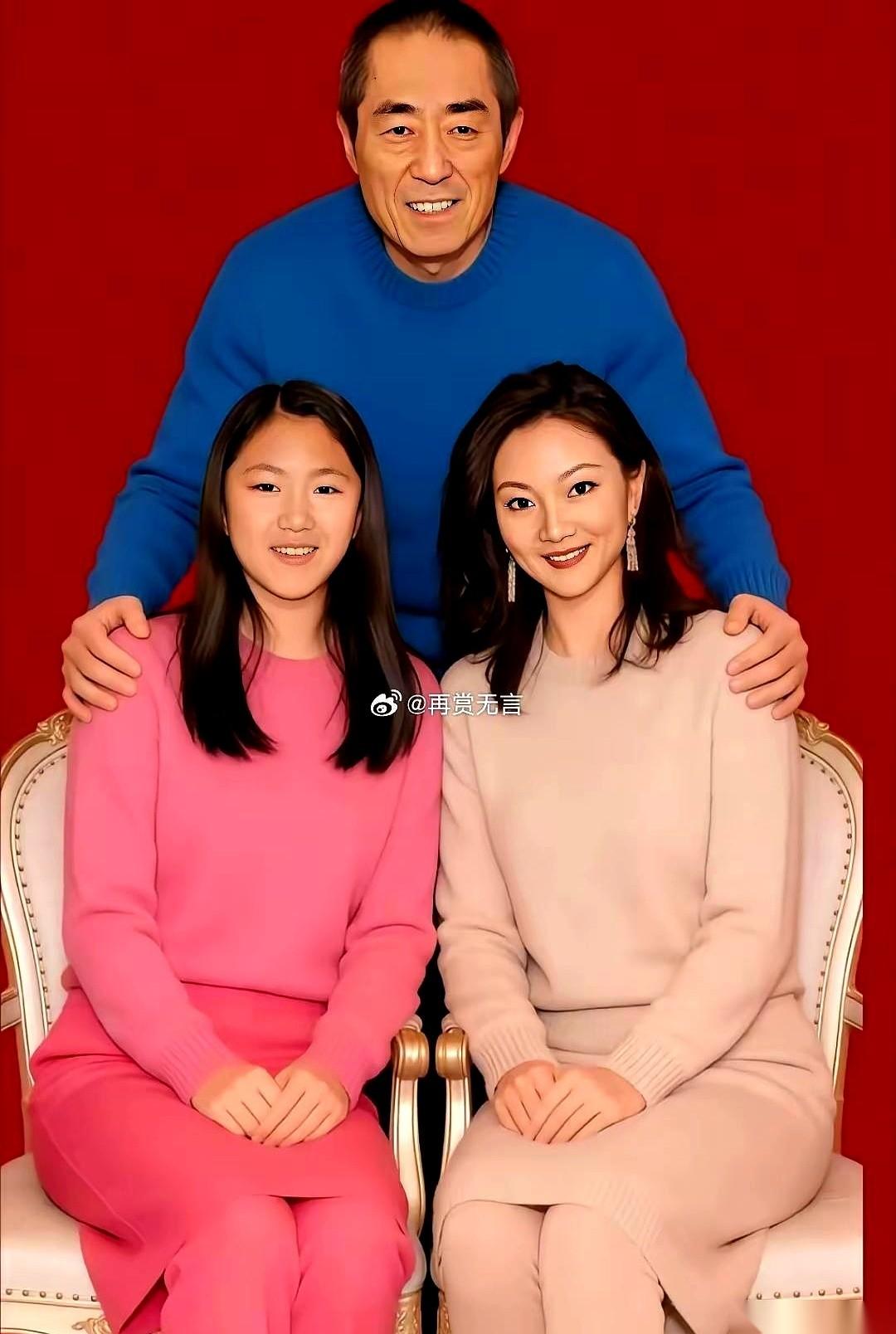 很多人都以为张艺谋身边站着的，会是巩俐。镁光灯下，红毯尽头，那是大家眼里板上钉钉