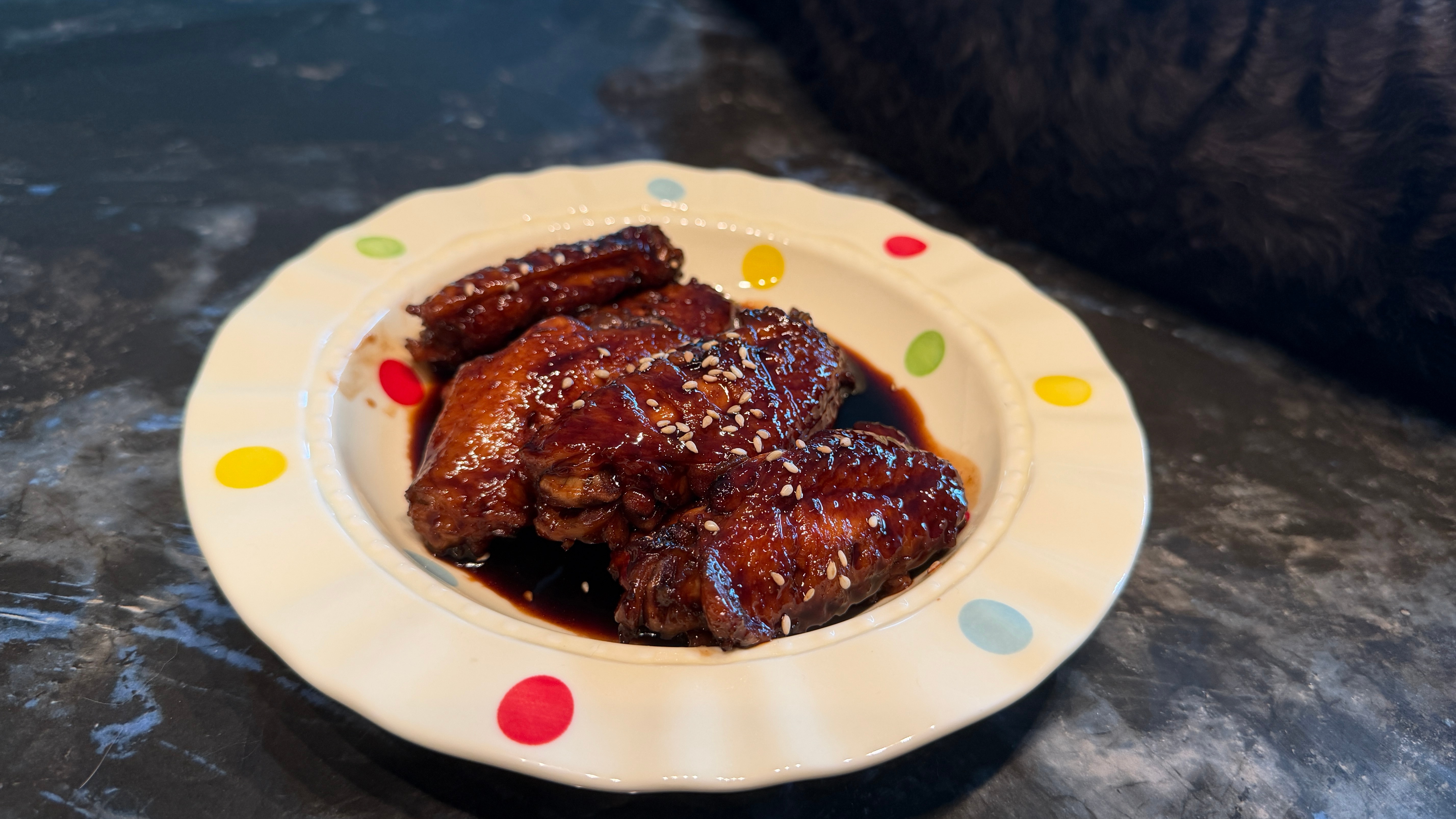 跟姐妹学做鸡翅，她家这小猫叫包子，包子有这色儿的吗再来看看咱这可乐鸡翅怎么样呀