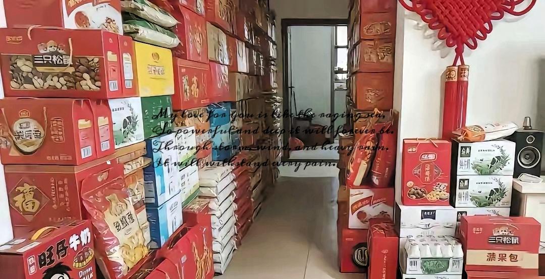 呆呆这会儿开始犯愁了，家里两边过道都堆满了吃的喝的，这可怎么处理呀！
要是送给村