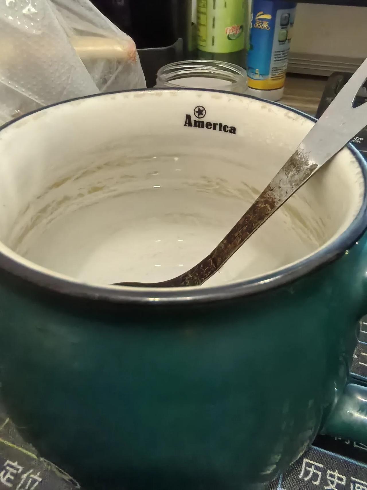 前段时间，老公失眠，吵得我睡不好觉，逼着他去抓了副中药，
第一包里发现一只蟑螂，
