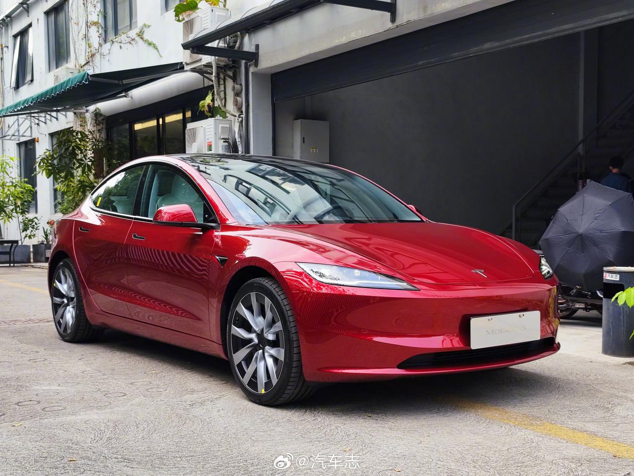 果然model 3焕新版一头改变不再是毛坯房的样子，整个顺眼许多。
驾驶质感也好