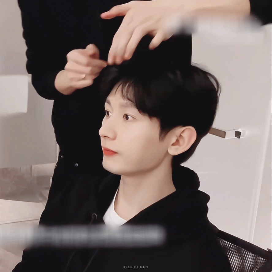 成毅  二月二龙抬头，再来看一遍ee剪头发，剪完就变瓜瓜安啦，圆呼呼的脑袋超萌的