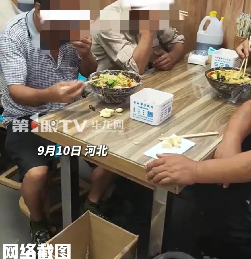 河北有女子逛超市出来看到四名大叔。

只是这四名大叔有些窘迫与狼狈，似乎遇到了困