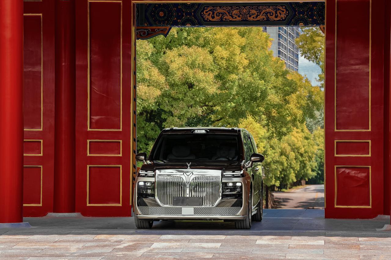 如今市面上的豪华大型MPV，设计基本都撞了款，清一色低趴前脸、分体式车灯、封闭式