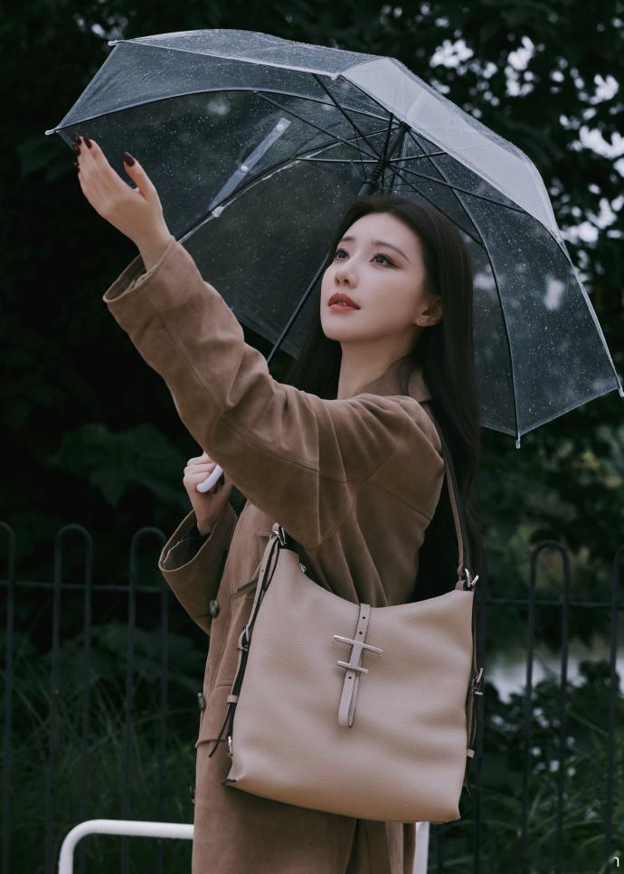 王鹤润给小猫撑伞王鹤润雨天遇小猫 谁能拒绝这么温柔的画面，下雨也不忘给小猫留一片