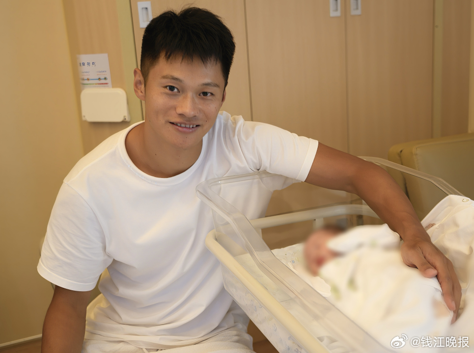 【#亚洲飞人谢震业升级当奶爸#】#谢震业进产房全程陪伴妻子生产# “宝宝出生体重
