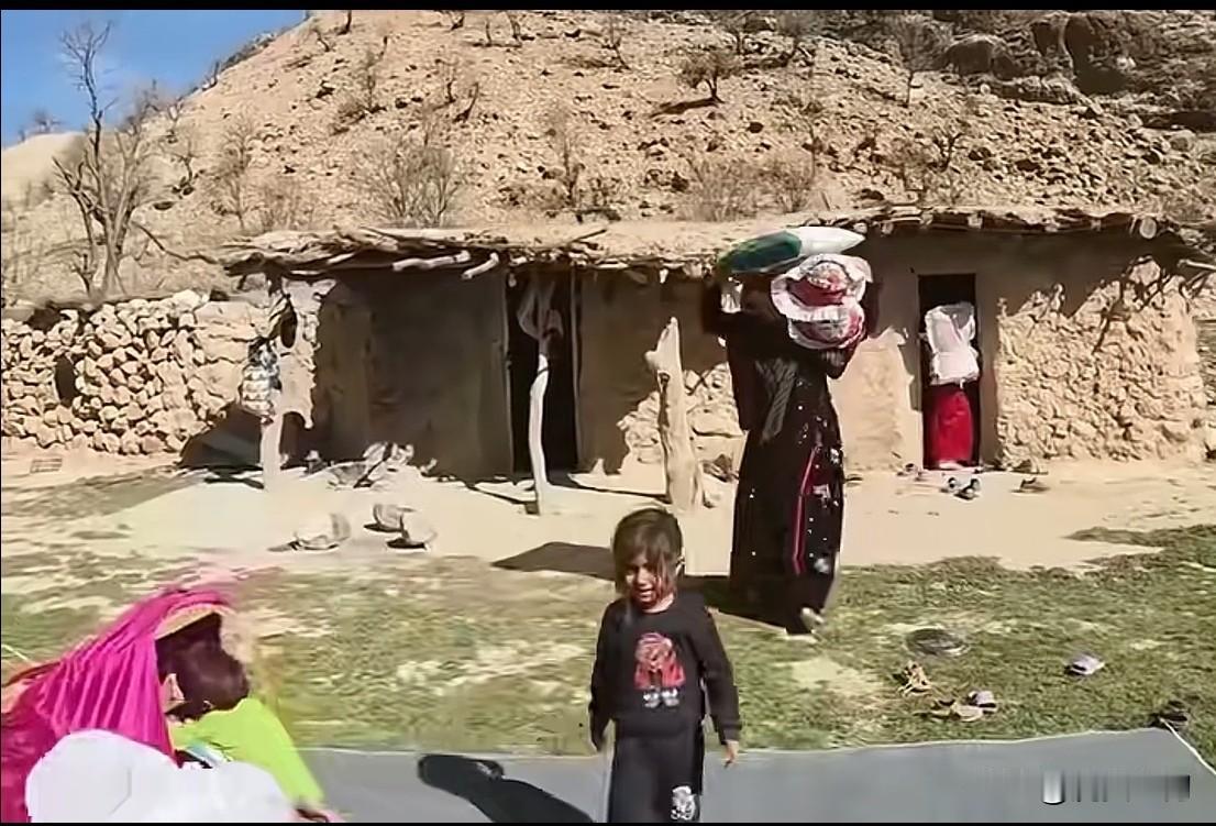 有网友推出：伊朗山区的人们许多都仍然住土泥屋，生活很困苦。
到底想表达什么呢？我