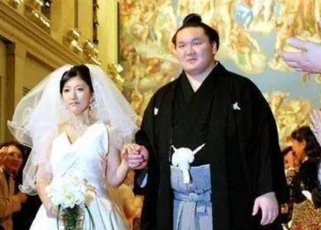 作为日本顶级财阀家族丰田集团的太子爷，同时也是2500亿美元财产的唯一继承者，他