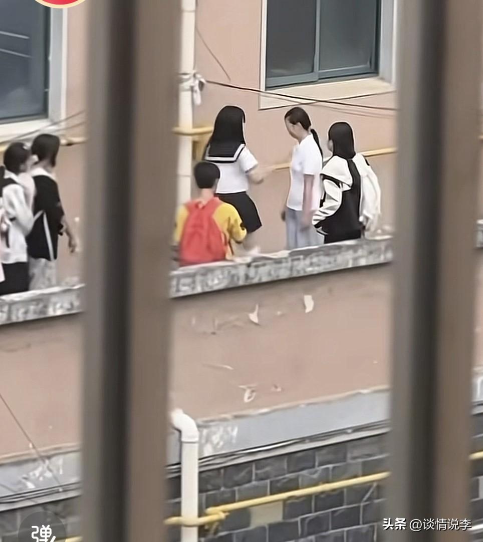 一个12，13岁的女孩扇同龄孩子的脸，这种行为是从哪里学来的？

这就是校园霸凌