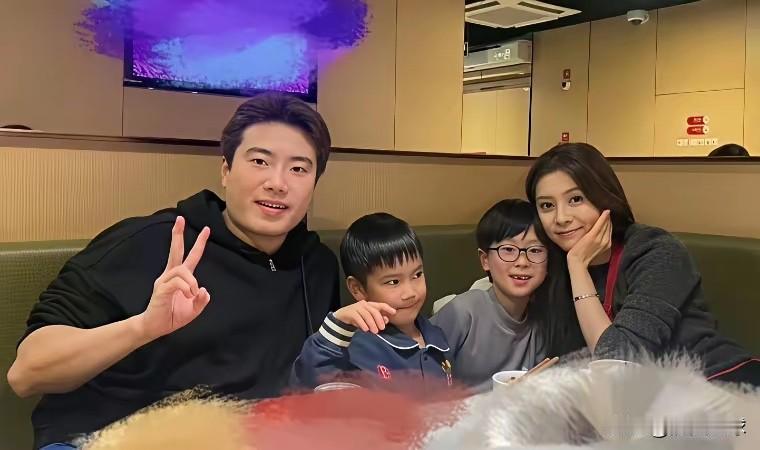 梁靖崑球场失意：家庭得意！

大胖社媒晒一家四口合照，为大儿子凉皮庆生:“生日快