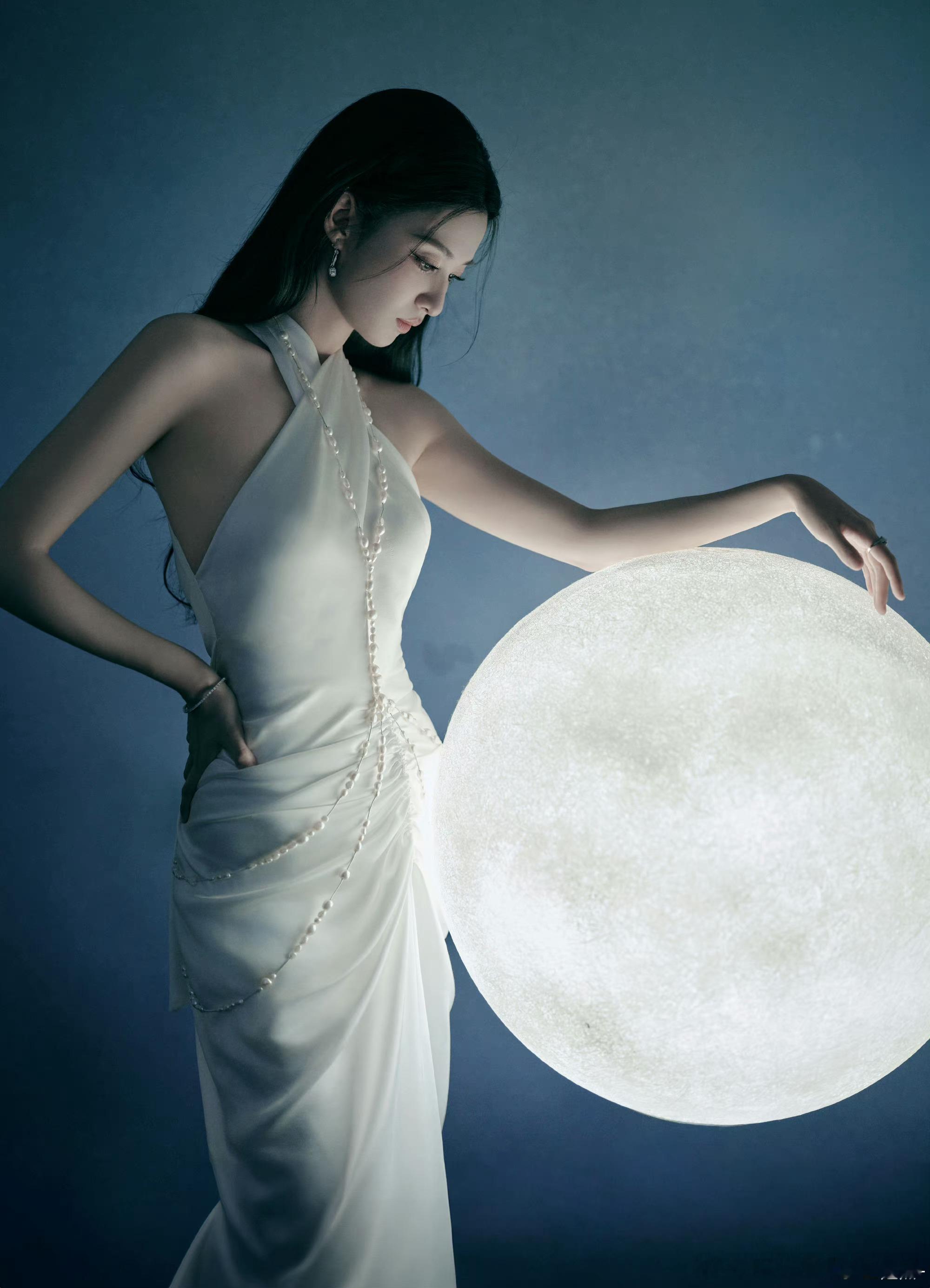 #王楚然交叉挂脖裙##王楚然喜满中秋夜出图#王楚然喜满中秋夜出图，交叉挂脖裙美得