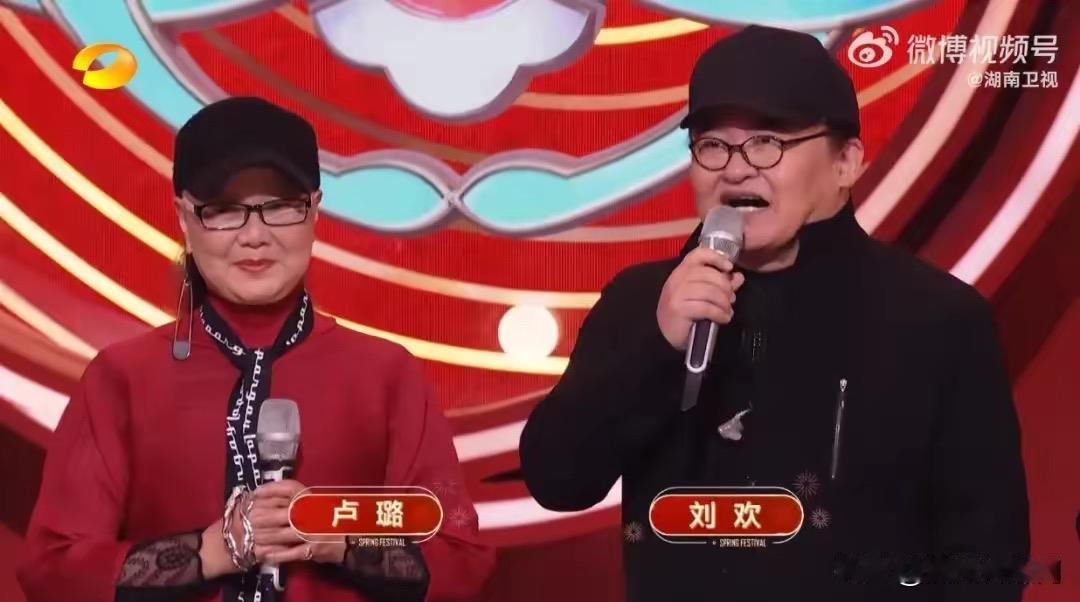 刘欢33岁女儿结婚，婚礼现场画面流出，一头红发笑容灿烂；此前刘欢曾带女儿走红毯，