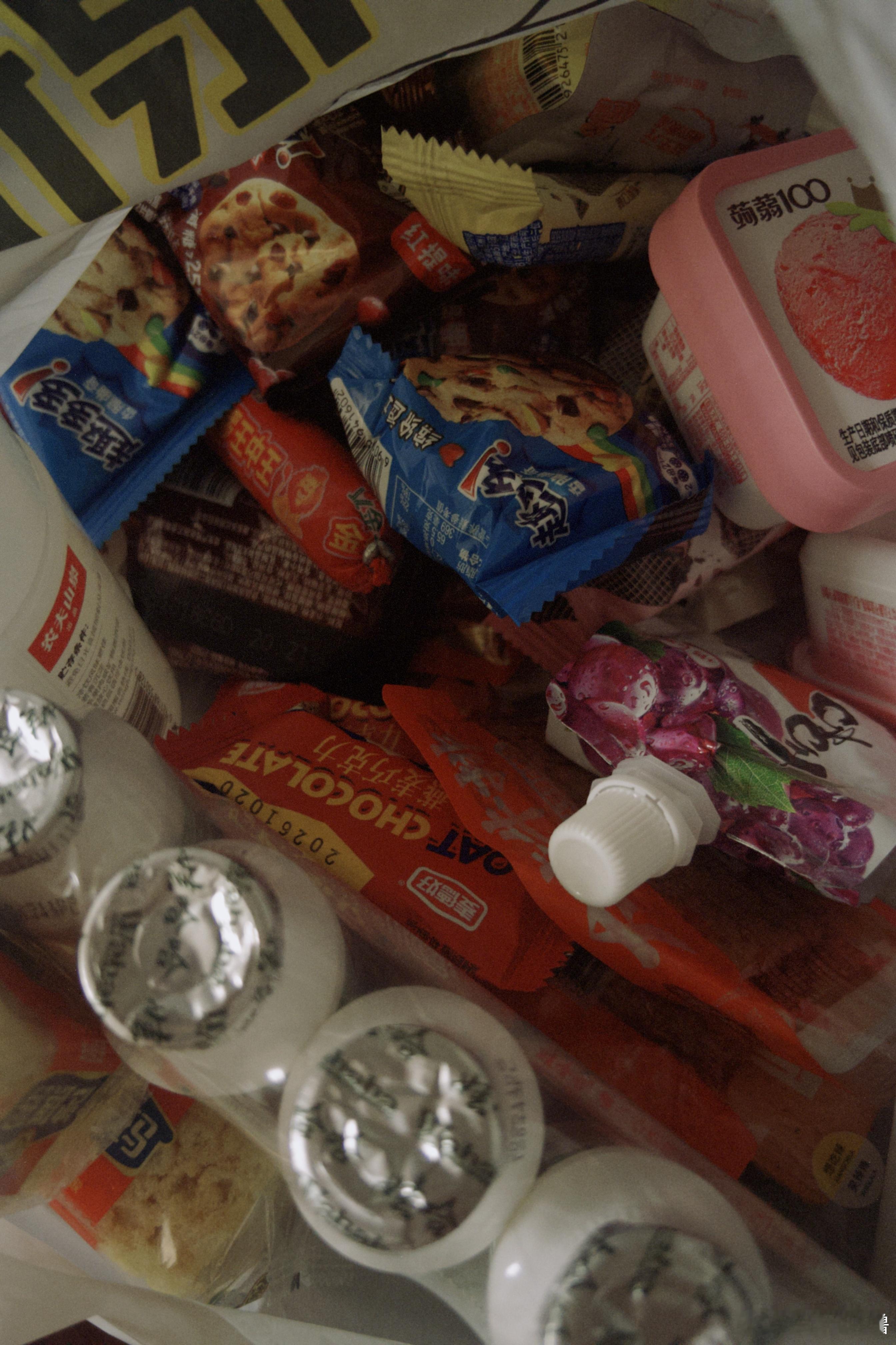 深夜树洞 下午和娃步行25分钟去吃那家他最爱的面馆半道上买了一个菜包子吃了现在的