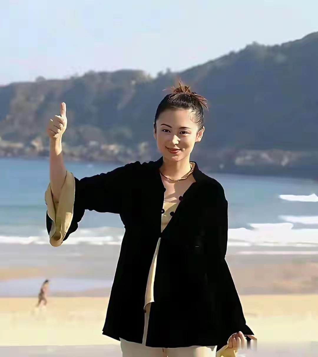 谁年轻时能比得上陈红的颜值？如今海边出镜，身形不复少女纤细，可眉眼间温婉气韵半点