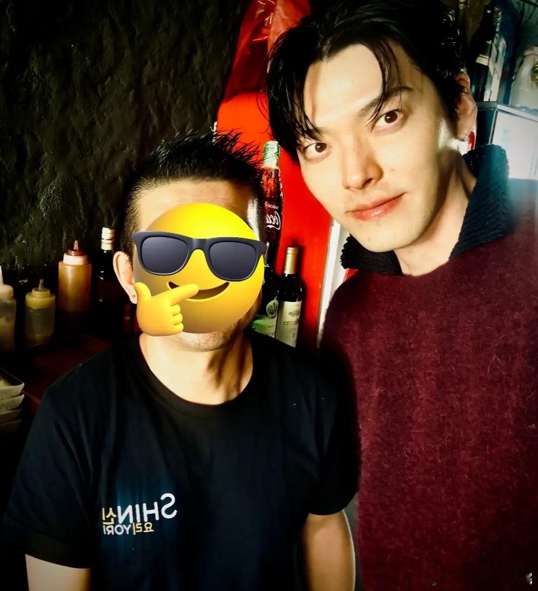 金宇彬与申敏儿西班牙度蜜月被偶遇，又高又帅，手上婚戒显眼！ 