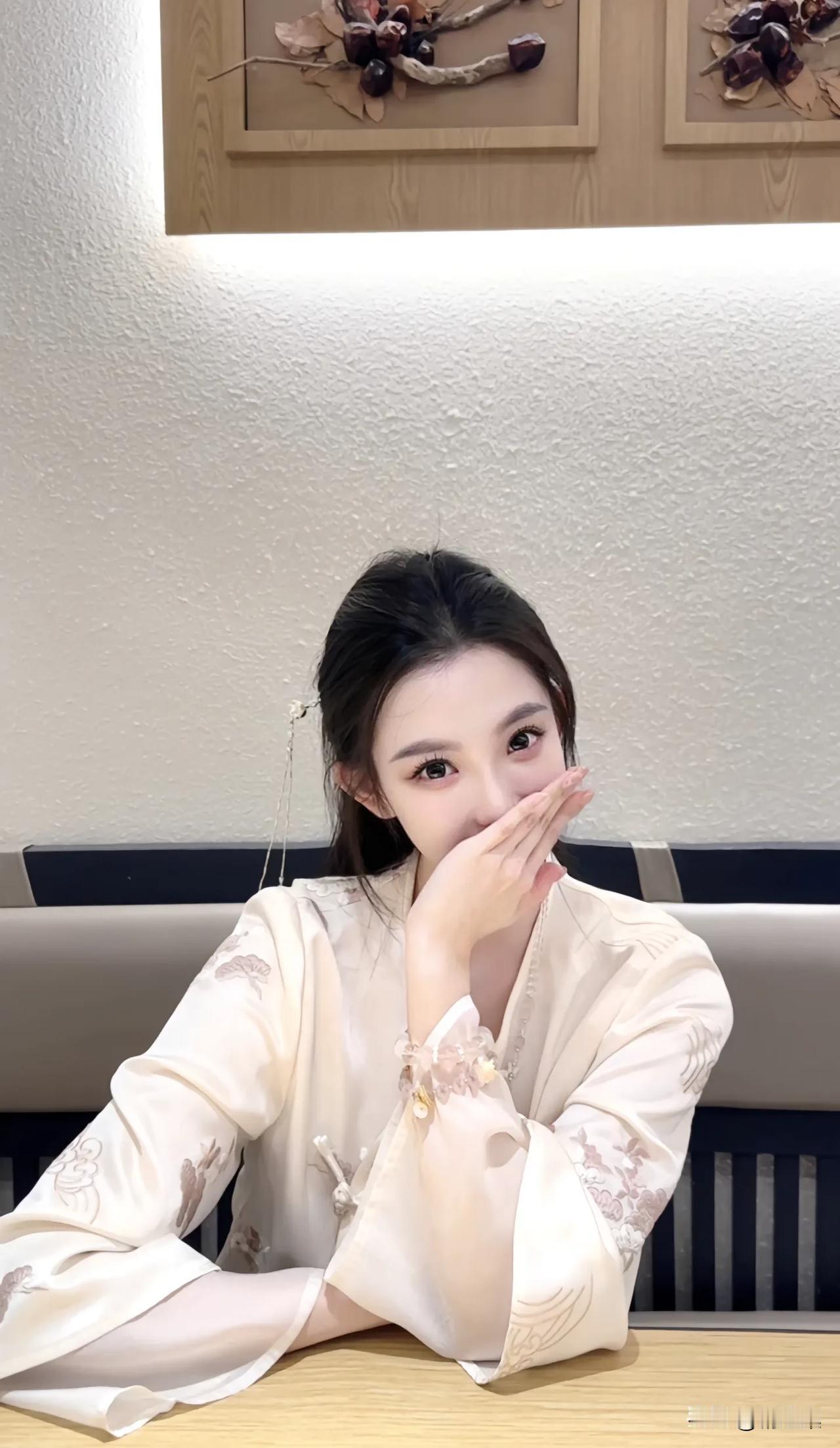 这姑娘穿得真优雅