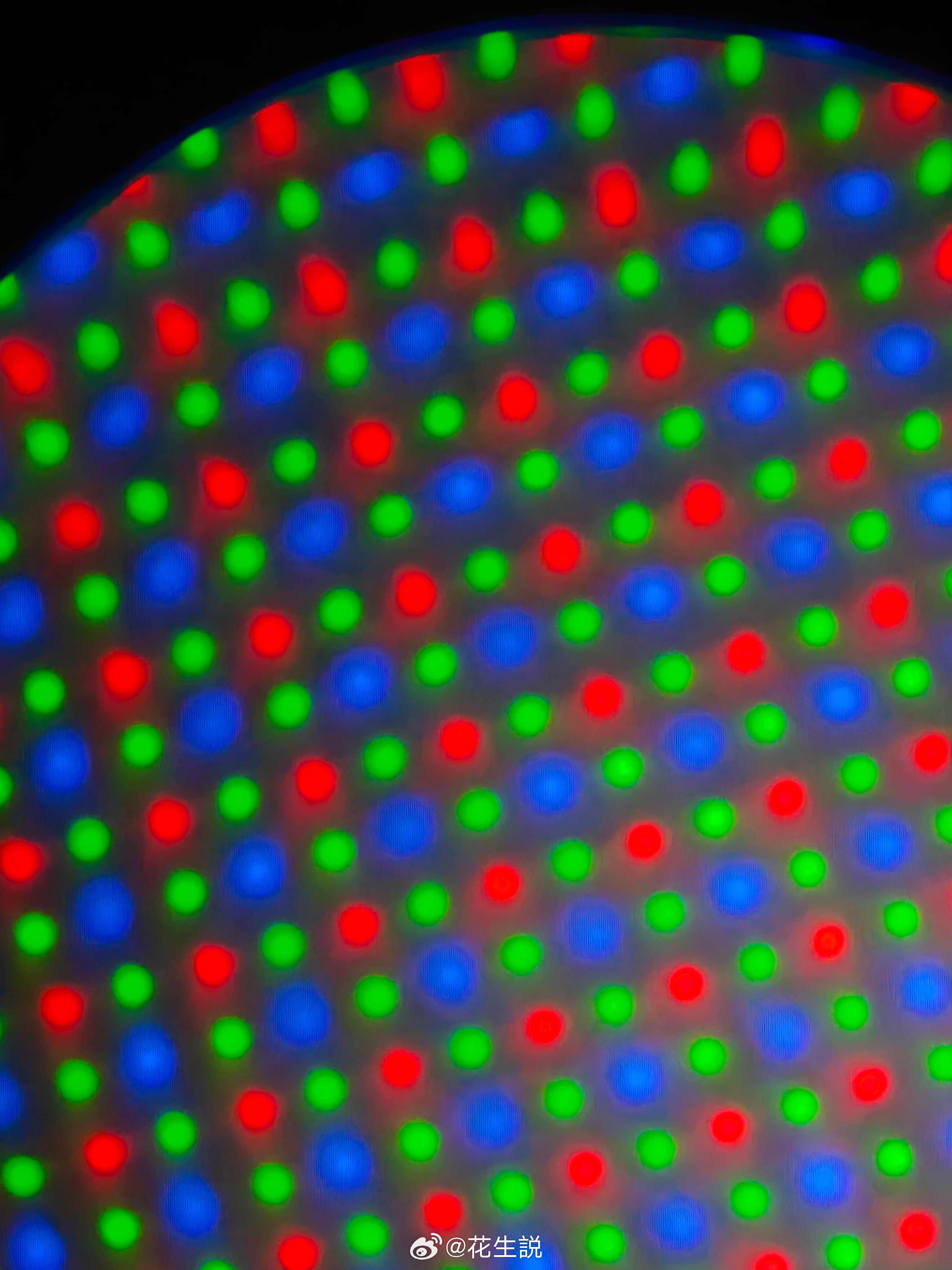 S26 Ultra的普通像素跟防窥像素以黑白格的布局交替排列，开启防窥之后，普通