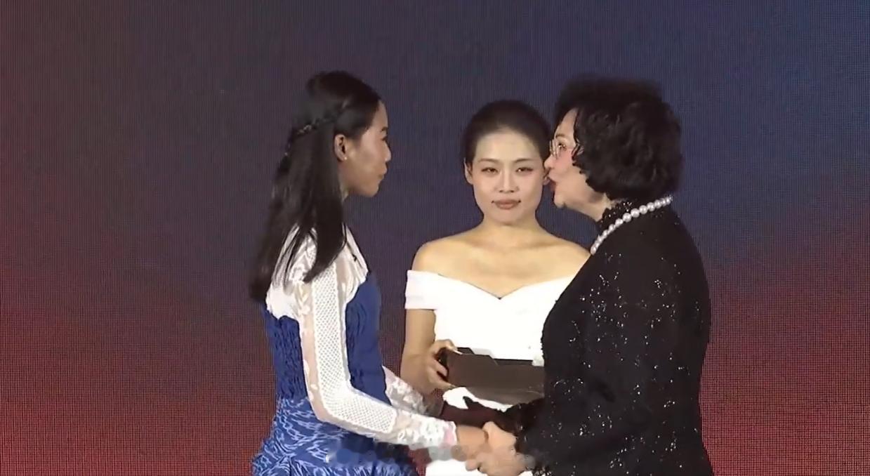 女子最佳着装奖：瓦尔达尼羽联总决赛颁奖典礼热点现场